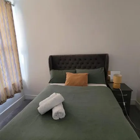 Two Bedroom Flat In Apartment London