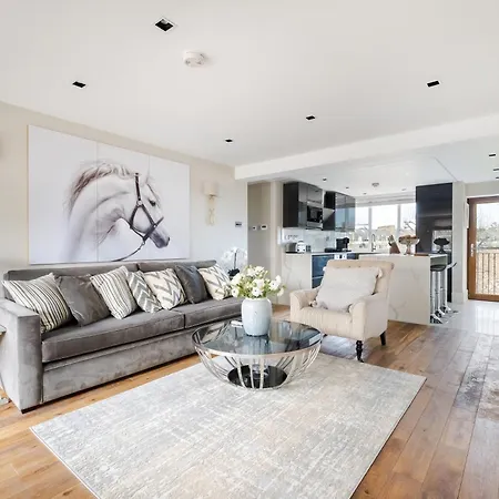 Luxury 3 Bedrooms In *