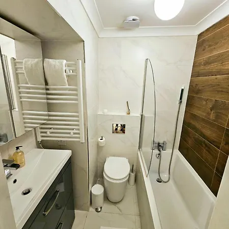 Stunning Hyde Park Home, Ground Floor Maisonette, Duplex, Near Tube Metro Stations *