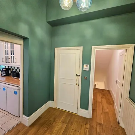 Stunning Hyde Park Home, Ground Floor Maisonette, Duplex, Near Tube Metro Stations Apartment London