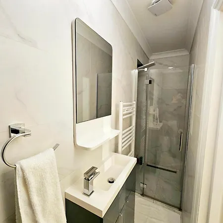 Stunning Hyde Park Home, Ground Floor Maisonette, Duplex, Near Tube Metro Stations London