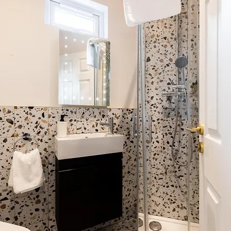 The Chapter - Finsbury Park Bed & Breakfast London