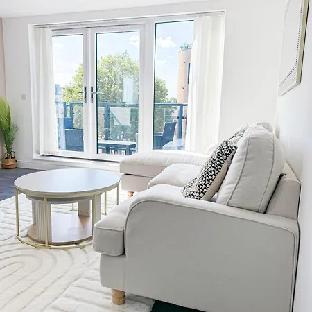 2 Bedroom Flat By Ls2g Short Lets & Serviced Greater With Free Parking London