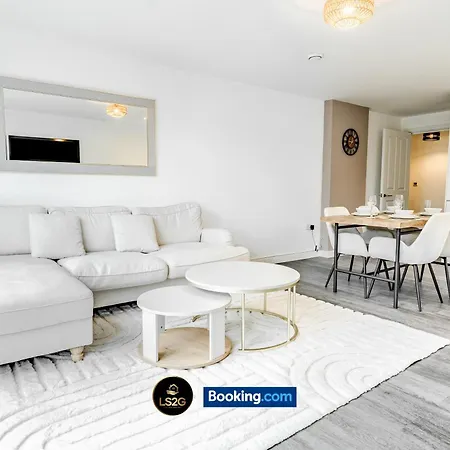 2 Bedroom Flat By Ls2g Short Lets & Serviced Greater With Free Parking