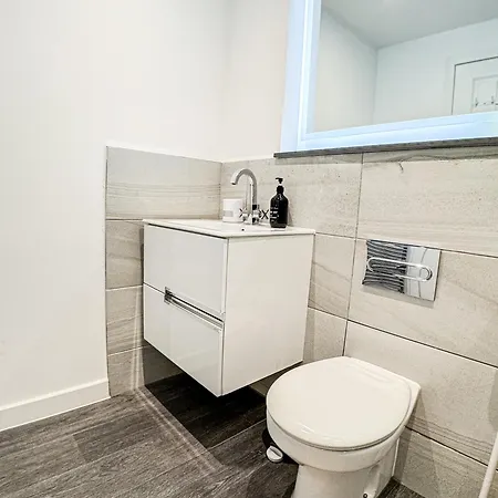 Apartment 2 Bedroom Flat By Ls2g Short Lets & Serviced Greater With Free Parking *