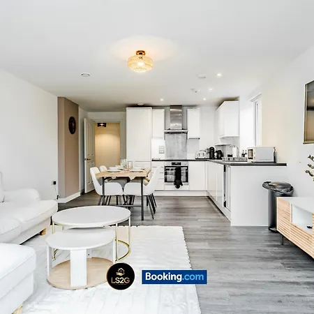 2 Bedroom Flat By Ls2g Short Lets & Serviced Greater With Free Parking