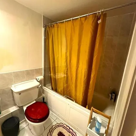 Charming Comfy By Kensington Apartment London