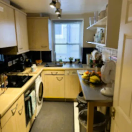 Charming Comfy By Kensington Apartment