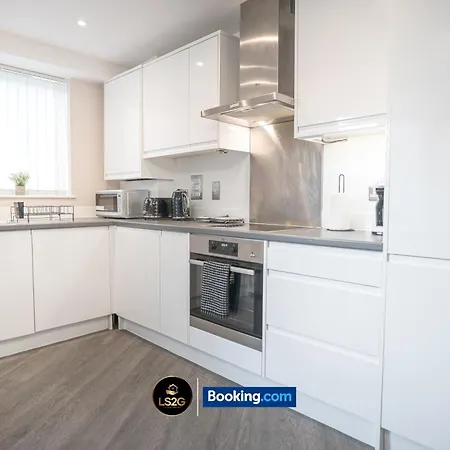 Stylish 2 Bedroom By Ls2g Short Lets & Serviced Greater With Free Parking Apartment London