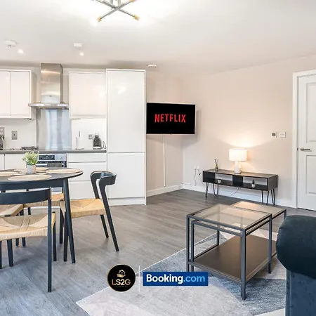 Stylish 2 Bedroom By Ls2g Short Lets & Serviced Greater With Free Parking Apartment *