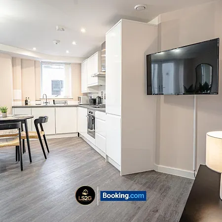 Stylish 2 Bedroom By Ls2g Short Lets & Serviced Greater With Free Parking *
