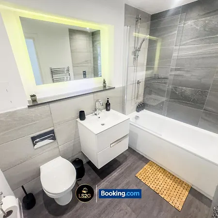 Stylish 2 Bedroom By Ls2g Short Lets & Serviced Greater With Free Parking Apartment *