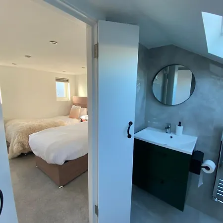 Twin Budget Flat Apartment *
