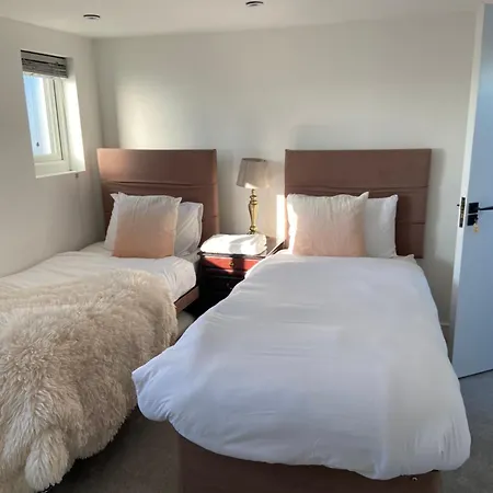 Twin Budget Flat Edgware