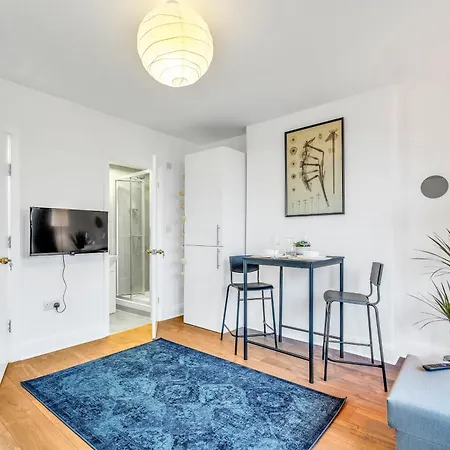 Apartment London Family Base - 1-bed, Baby Cot, Free Parking, Wembley 25 Mins, Tube 10 Mins, Flat 4