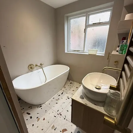 Spacious 4-Bedroom Near London Bridge, Fast Wi-Fi, Dryer & Quick Access To Central London * Norwood