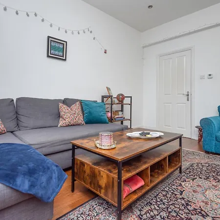 2-bed Steps From Muswell Hill Apartment London