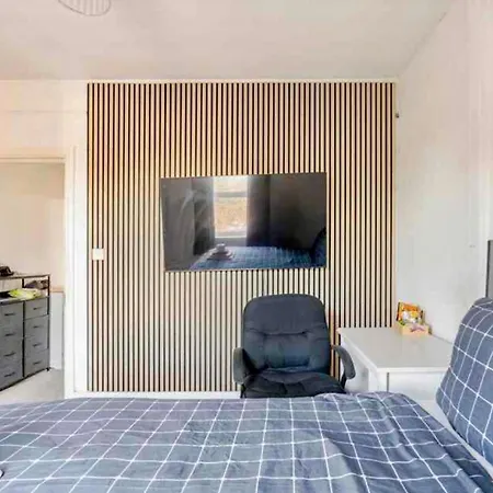 Private In Near Heathrow * Uxbridge