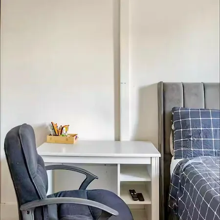 Private In Near Heathrow Homestay