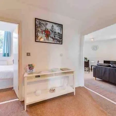 2 Bed - Westfield - * London