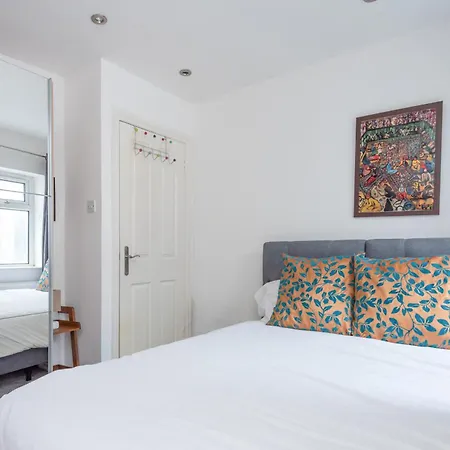2-bed Steps From Muswell Hill Apartment