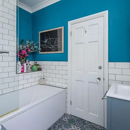 Stylish 2-bed 2-bath With Garden In Tooting London