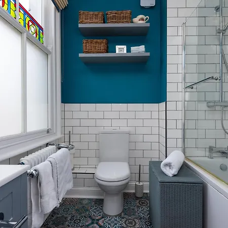 Stylish 2-bed 2-bath With Garden In Tooting Holiday home *
