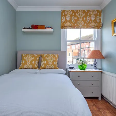 Stylish 2-bed 2-bath With Garden In Tooting London