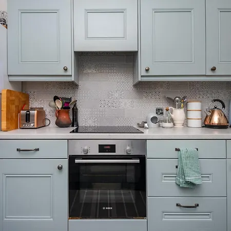 Stylish 2-bed 2-bath With Garden In Tooting London