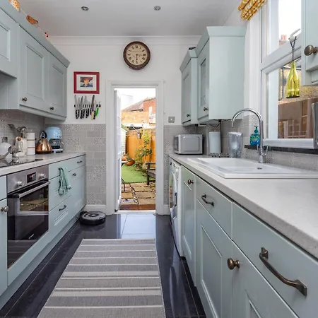 Holiday home Stylish 2-bed 2-bath With Garden In Tooting *