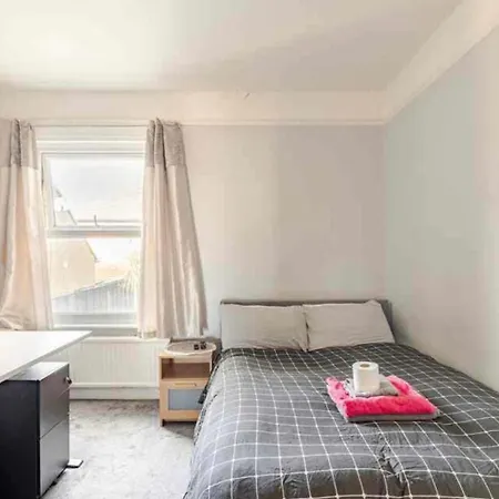 Private In Near Heathrow * Uxbridge