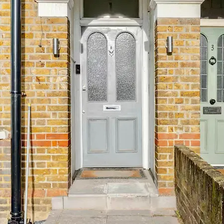 Private In Near Heathrow Homestay Uxbridge