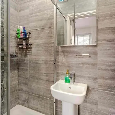 Private In Near Heathrow * Uxbridge