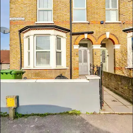 Private In Near Heathrow Homestay