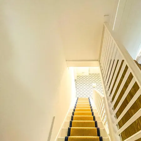 Luxury Retreat 5 Bedrooms With Driveway & Garden Holiday home *
