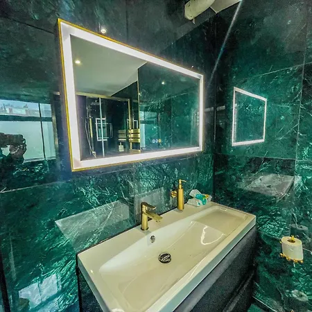 Luxury Retreat 5 Bedrooms With Driveway & Garden * Welling
