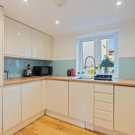 Cosy 1 Bed W Loft Sleeps 5 Close To Stations Apartment London