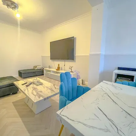 Luxury Retreat 5 Bedrooms With Driveway & Garden Holiday home