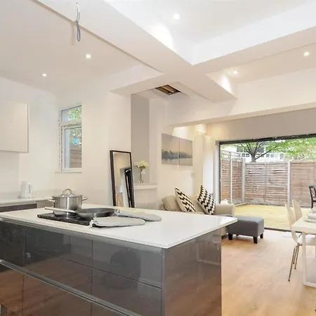 41 Pirbright Rd