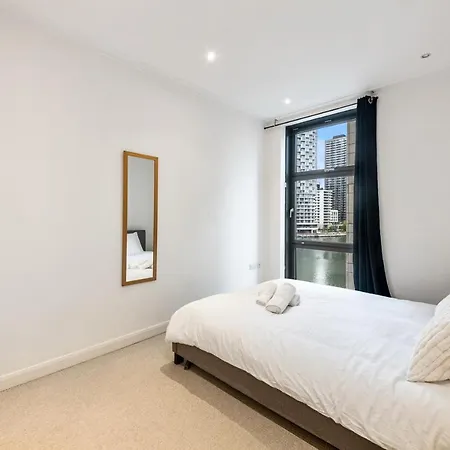 Londwell, Canary Wharf River Thames Balcony Apartment *