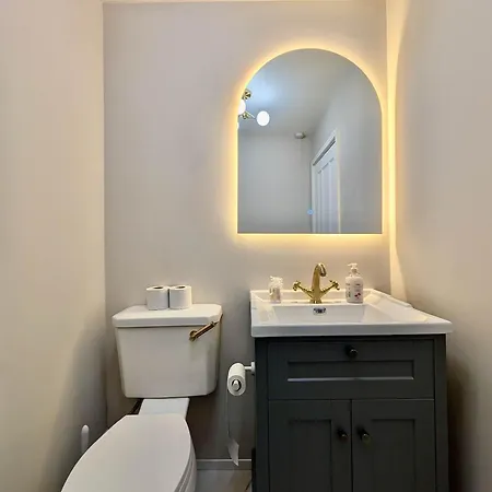 Stunning Flat In Apartment *