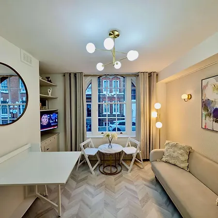 Stunning Flat In Apartment *