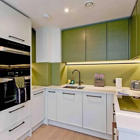 Stylish Flat In Chelsea Creek 11 Apartment London