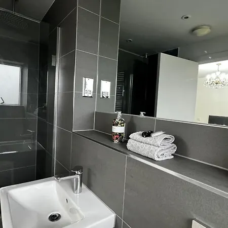 Luxurious N-suite With Garden Views