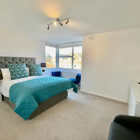 Bright In Putney Apartment