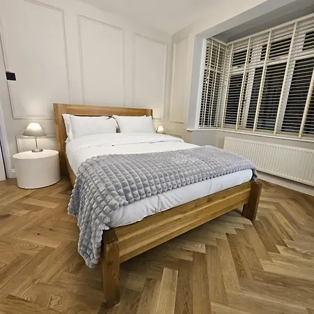 Inverness Road Apartment Morden (Greater London)
