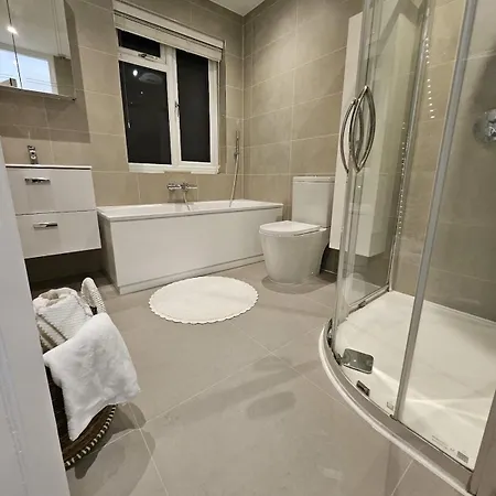 Inverness Road Apartment *