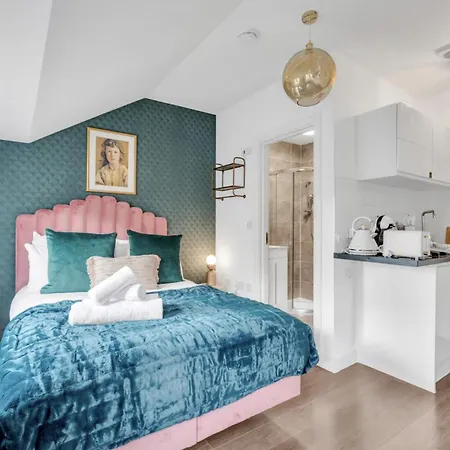 Urban Elegance Luxury Living With Kitchenette *