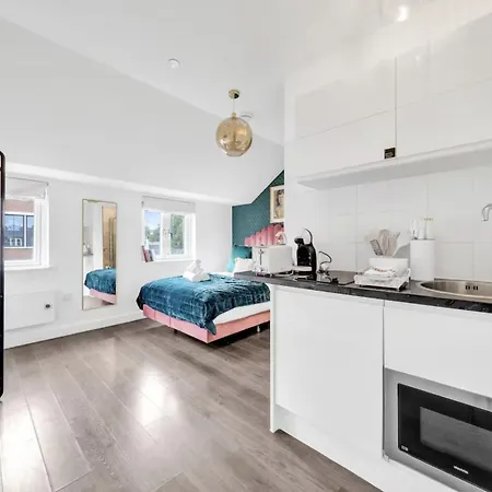 Urban Elegance Luxury Living With Kitchenette