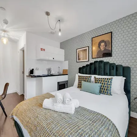 Urban Elegance Luxury Living With Kitchenette